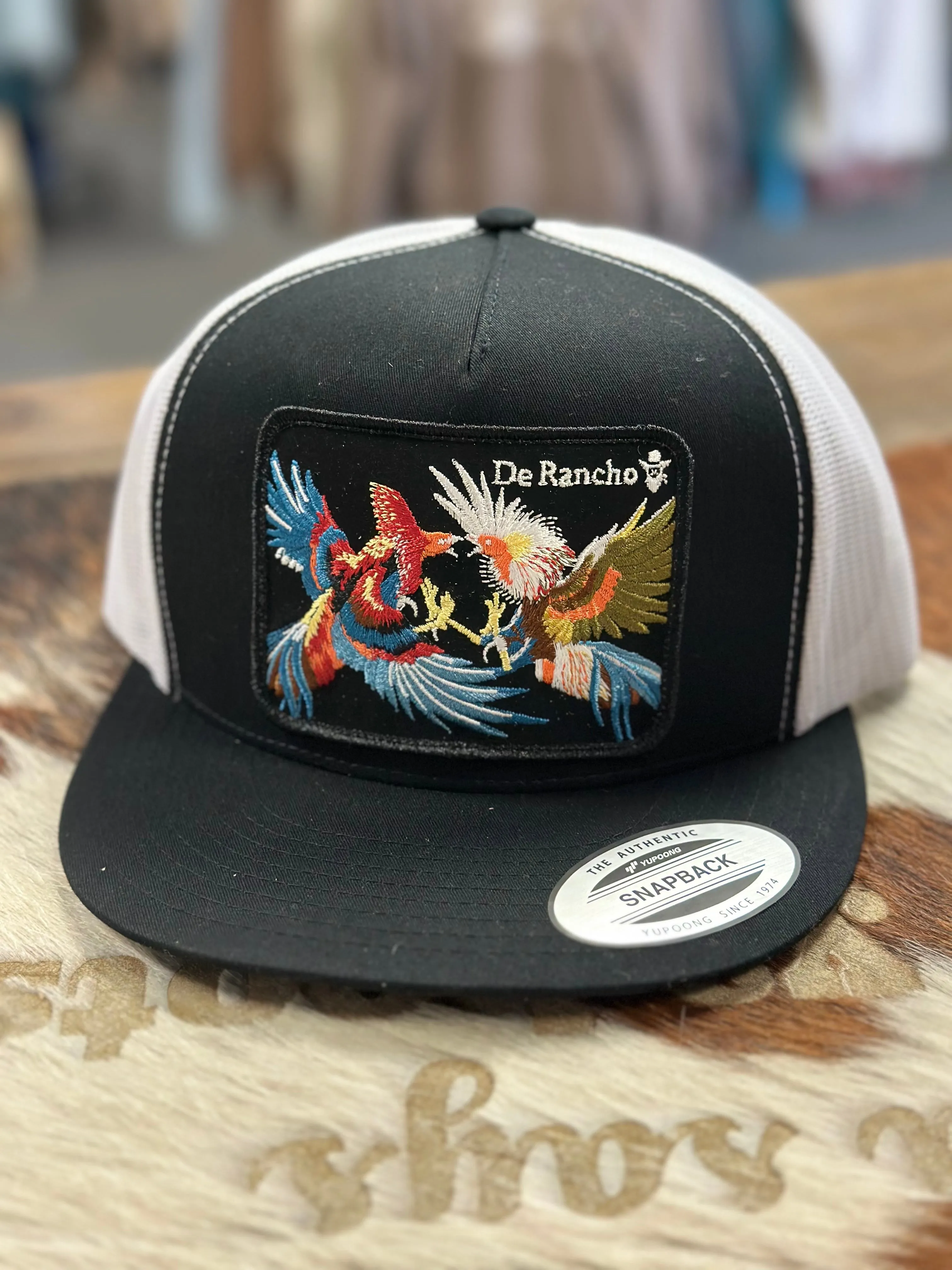 DE RANCHO FIGHTING ROOSTER (BLACK/WHITE)